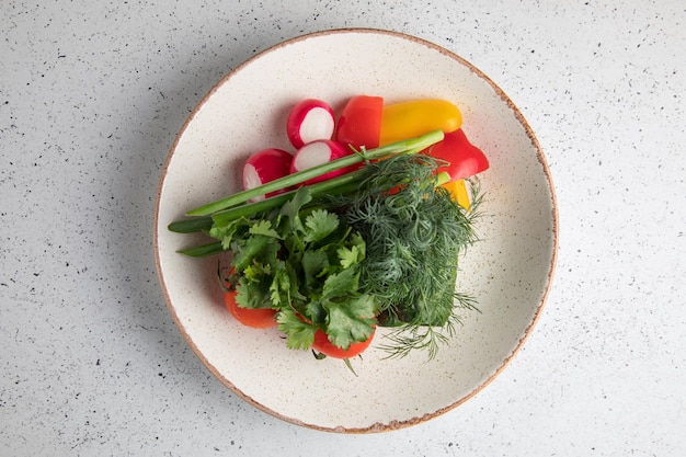 Farfurie apetisantă cu legume și ierburi